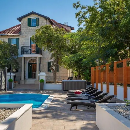 Luxury Citadella With Pool 特罗吉尔