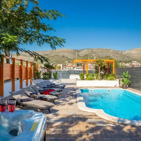 ヴィラ Luxury Citadella With Pool *