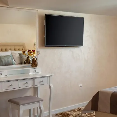 Luxury Citadella With Pool 特罗吉尔